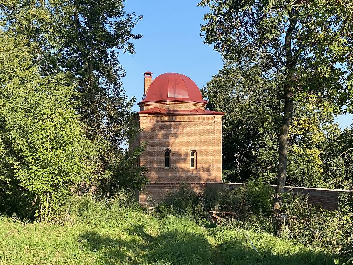 Юго-восточная башня, архитектурные детали. Троицкий Рождества Богородицы Оптин монастырь, Болхов (Болховский район, Орловская область)