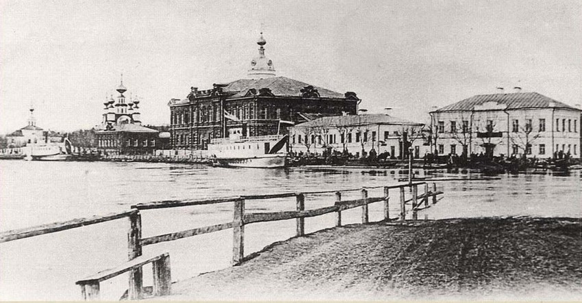 Церковь Успения Пресвятой Богородицы, Кунгур (Кунгурский район и г. Кунгур, Пермский край). архивная фотография, Дом причта (в центре фото)городское четырехклассное училищ, (сейчас средняя общеобразовательная школа № 10) фото с https://pastvu.com/p/371249