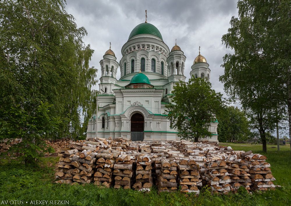 Нижняя Салда. Церковь Александра Невского. общий вид в ландшафте