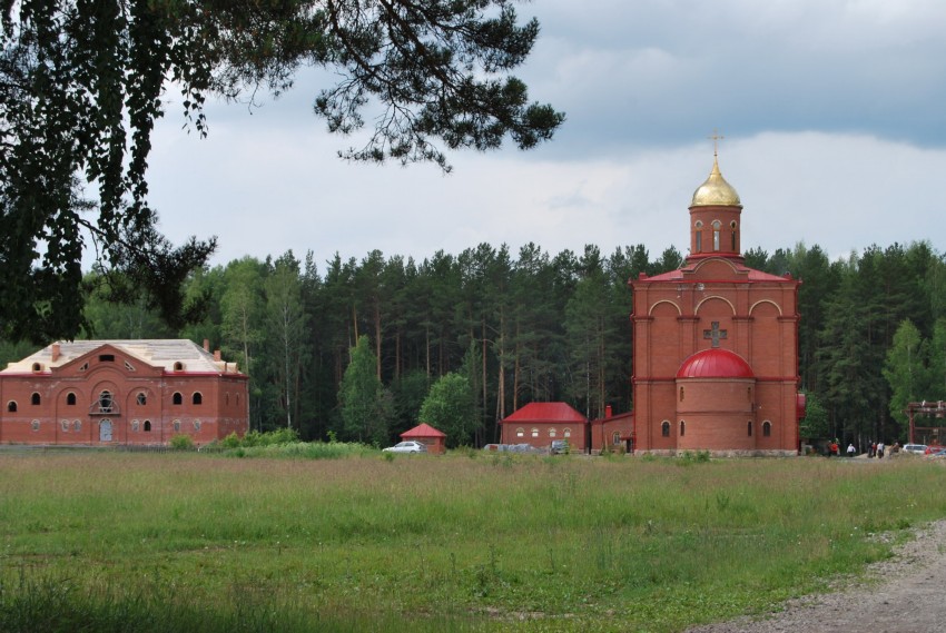 Верхняя Синячиха. Алапаевский монастырь Новомучеников и Исповедников Российских. общий вид в ландшафте