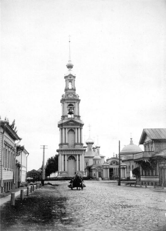 Рыбинск. Церковь Казанской иконы Божией Матери. архивная фотография, Комплекс Казанской и Введенской церквей с колокольней, фотография конца 19 века с сайтаhttp://porosyonok-pluh.livejournal.com/44149.html 