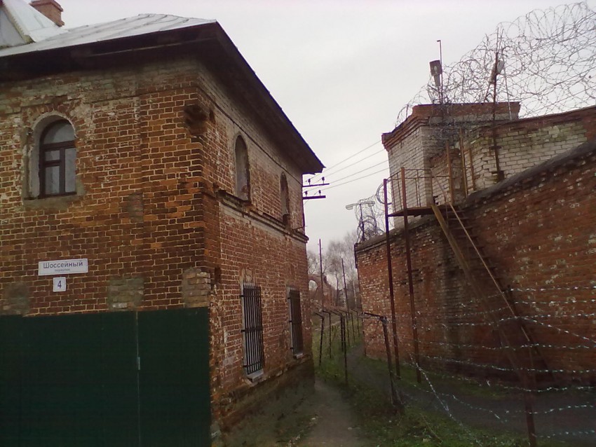 Софийский монастырь, Рыбинск (Рыбинск, город, Ярославская область). фасады, "Между Раем и Адом": слева стена за которой живут насельницы Софийского монастыря, а справа- за колючей проволокой заключенные...