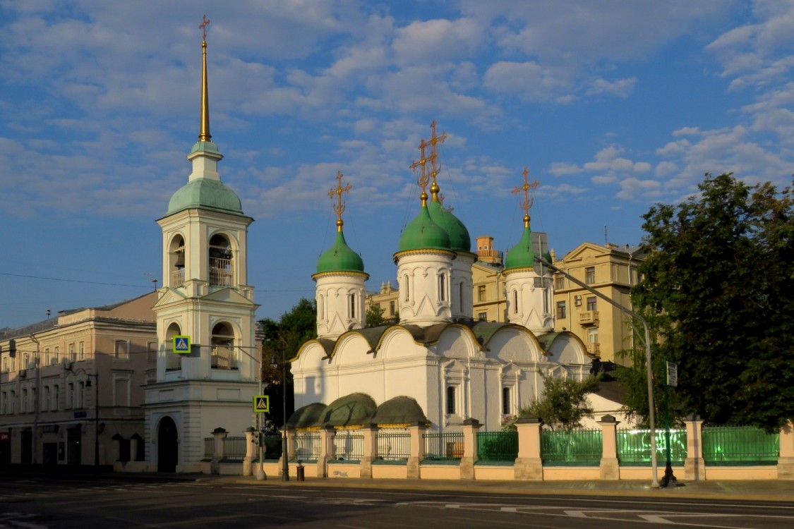 Мещанский. Церковь Троицы Живоначальной в Листах. фасады