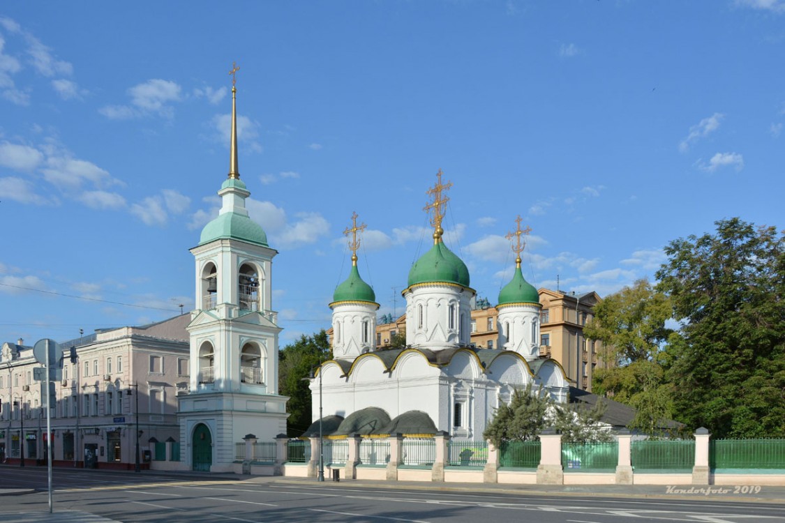 Церковь Троицы Живоначальной в Листах, Мещанский (Центральный административный округ (ЦАО), г. Москва). общий вид в ландшафте