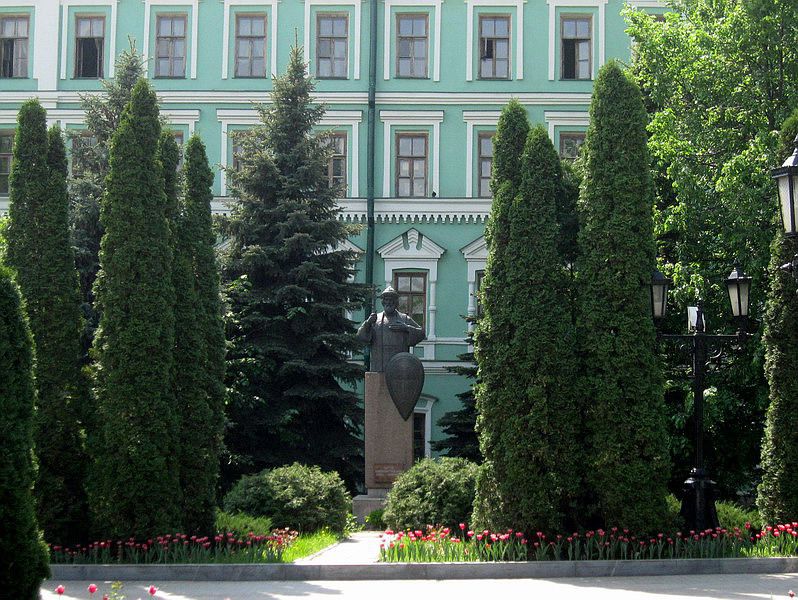 Данилов мужской монастырь, Даниловский (Южный административный округ (ЮАО), г. Москва). дополнительная информация, Памятник святому князю Владимиру возле Отдела внешних церковных связей Московского патриархата.