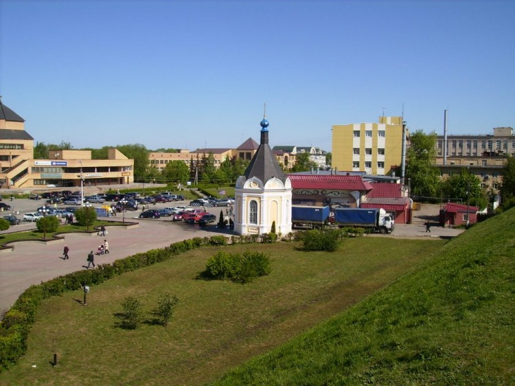 Часовня Александра Невского при Кафедральном соборе, Дмитров (Дмитровский городской округ, Московская область). общий вид в ландшафте, Вид  с  кремлевского  вала  со  стороны  Елизаветинской  церкви