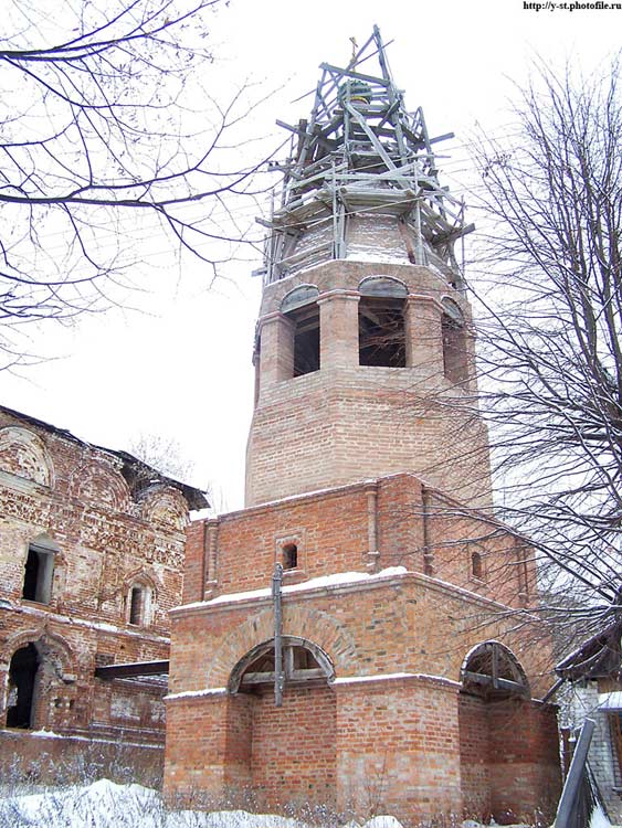 Церковь Вознесения Господня, Кострома (Кострома, город, Костромская область). дополнительная информация, Колокольня пристроена недавно. На куполе остались строительные леса, но и это сооружение видимо заброшено уже не один год. Строительные работы в настоящий момент не ведуться.