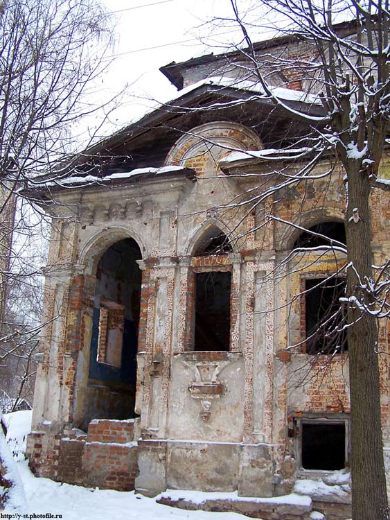 Кострома. Церковь Вознесения Господня. документальные фотографии, Вход. Но внутрь лучше не заходить - там обычная свалка мусора.