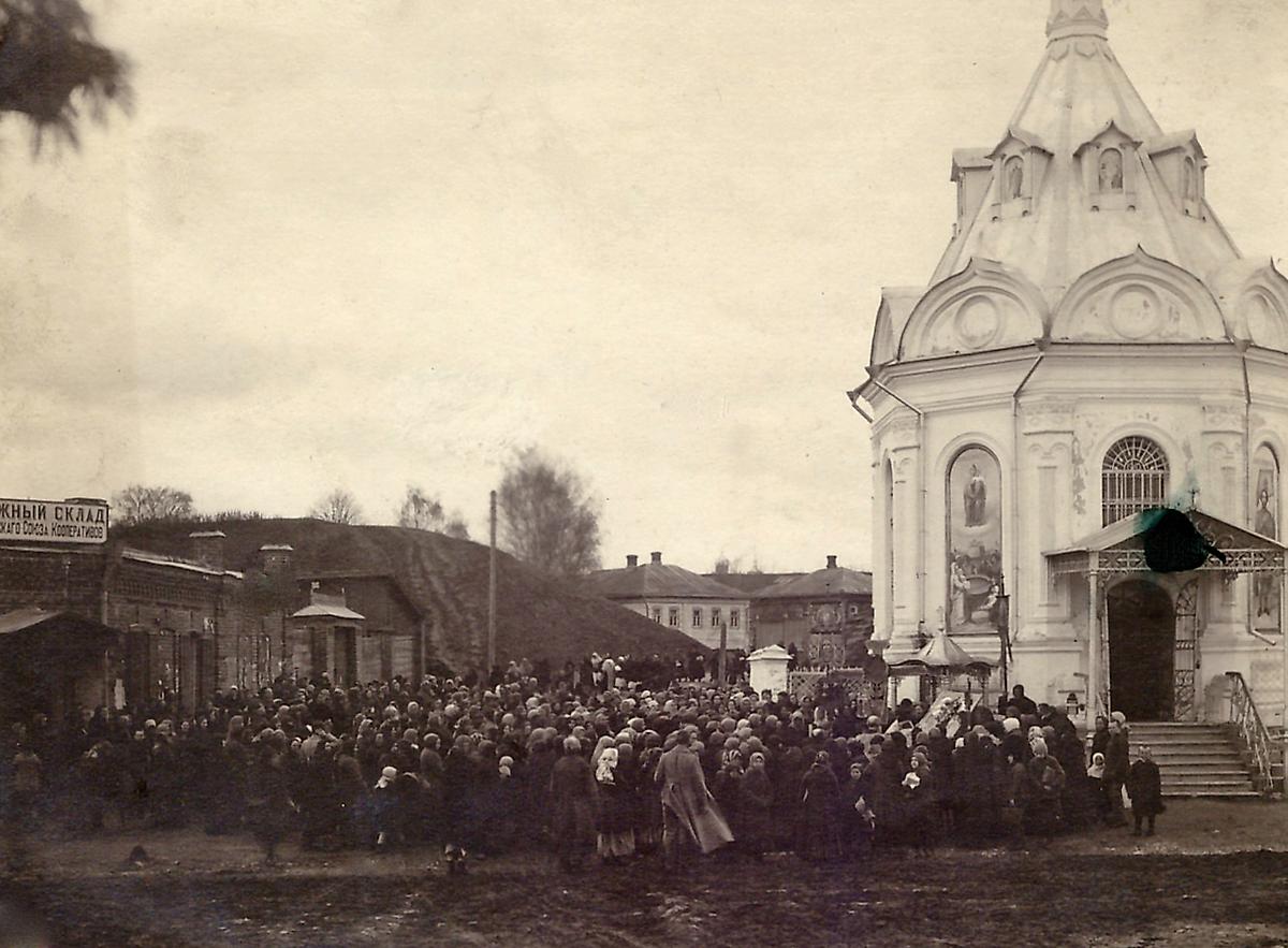 Крестный ход возле часовни Александра Невского. 1919 г. Источник: goskatalog.ru, архивная фотография. Часовня Александра Невского при Кафедральном соборе, Дмитров (Дмитровский городской округ, Московская область)