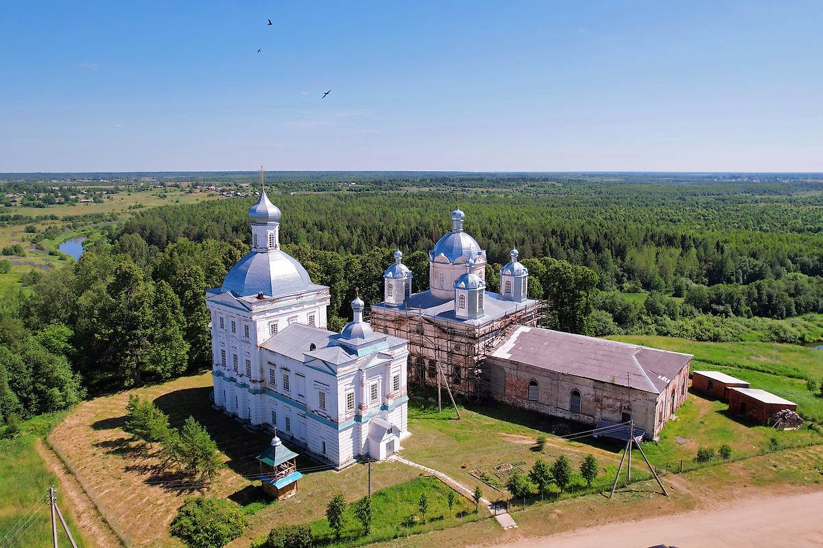 общий вид в ландшафте. Храмовый комплекс. Церкви Михаила Архангела и Георгия Победоносца, Семенка (Никольский район, Вологодская область)