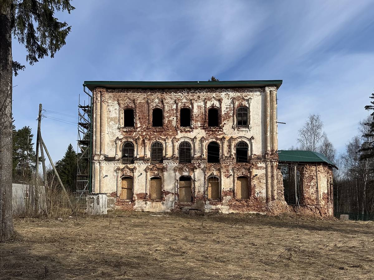 Вид с юга, фасады. Церковь Троицы Живоначальной, Улома (Череповецкий район, Вологодская область)
