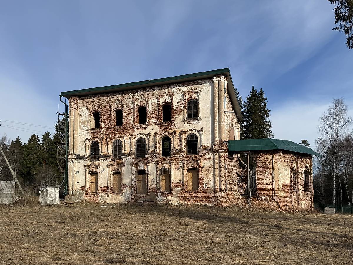 Вид с юго-востока, фасады. Церковь Троицы Живоначальной, Улома (Череповецкий район, Вологодская область)