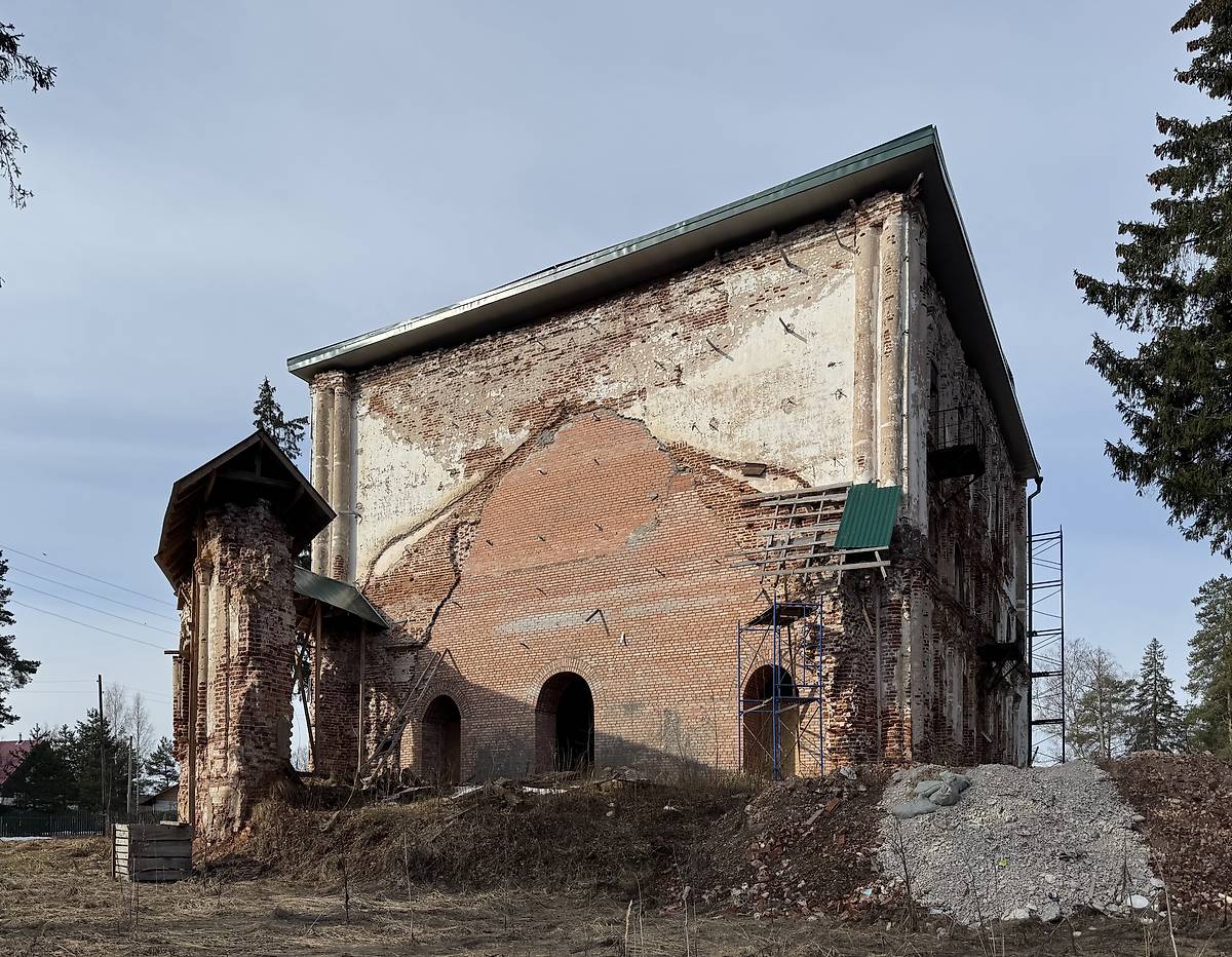 Вид с северо-востока, фасады. Церковь Троицы Живоначальной, Улома (Череповецкий район, Вологодская область)