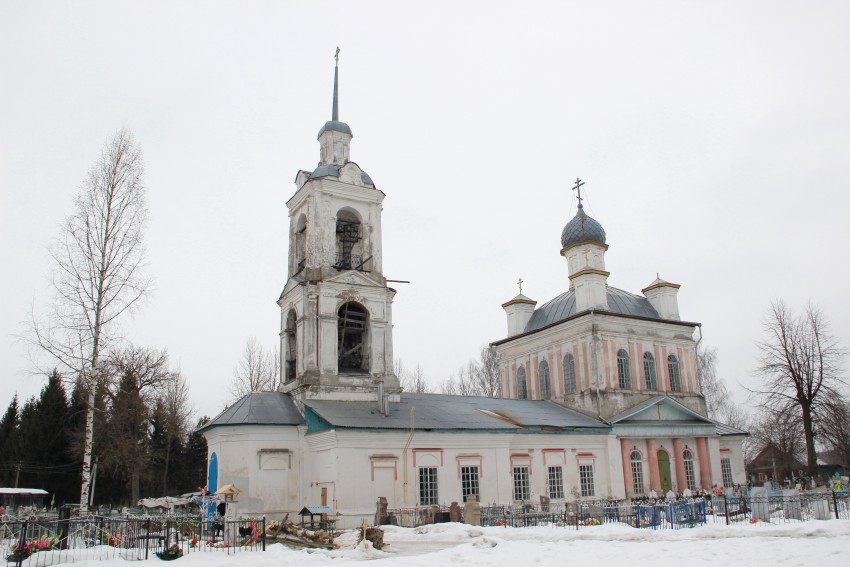 Пошехонье. Церковь Успения Пресвятой Богородицы. общий вид в ландшафте