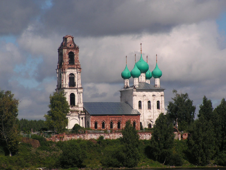 Диево-Городище. Церковь Троицы Живоначальной. общий вид в ландшафте