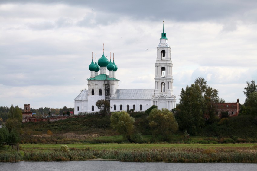 Церковь Троицы Живоначальной, Диево-Городище (Некрасовский район, Ярославская область). общий вид в ландшафте