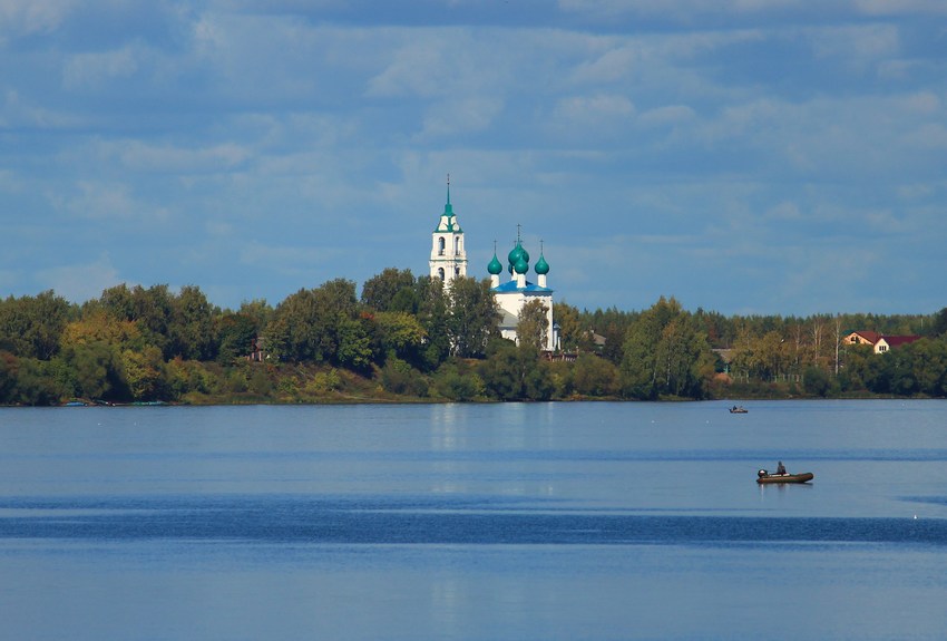 Диево-Городище. Церковь Троицы Живоначальной. общий вид в ландшафте, Вид с Волги