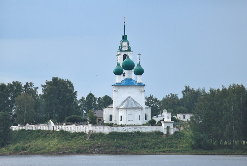 Диево-Городище. Церковь Троицы Живоначальной. общий вид в ландшафте, Вид с Волги снизу