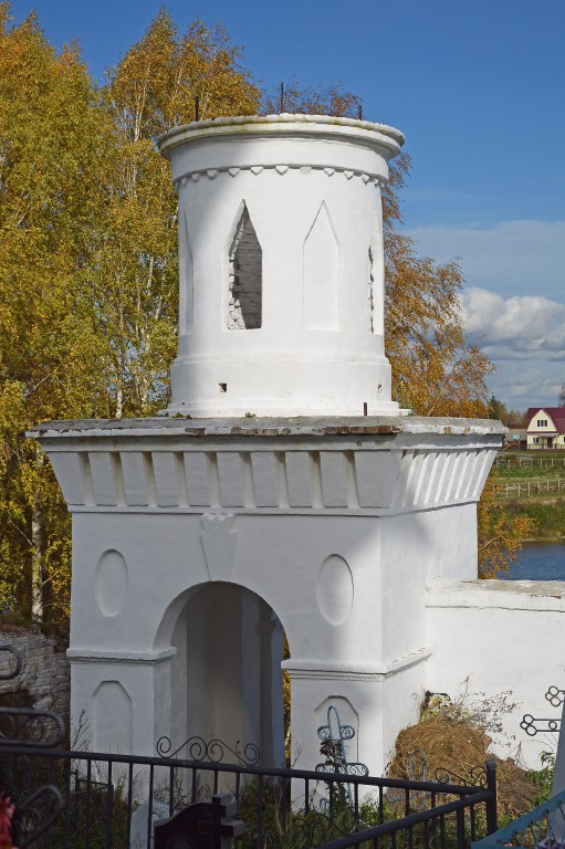 Церковь Троицы Живоначальной, Диево-Городище (Некрасовский район, Ярославская область). дополнительная информация, башенка церковной ограды