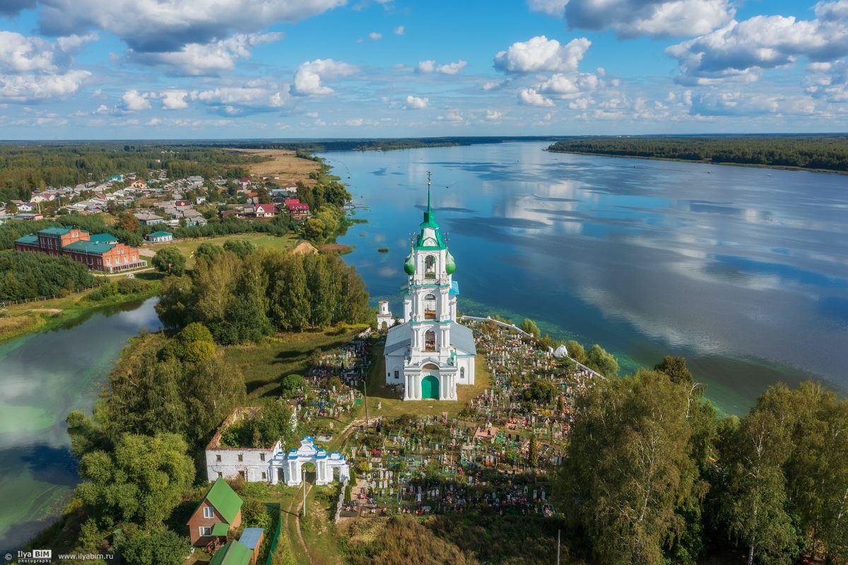 Церковь Троицы Живоначальной, Диево-Городище (Некрасовский район, Ярославская область). общий вид в ландшафте