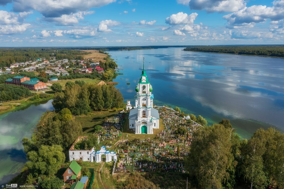 Диево-Городище. Церковь Троицы Живоначальной. общий вид в ландшафте