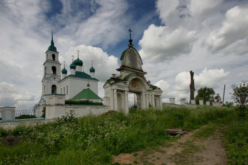 Церковь Смоленской Иконы Божией Матери, Диево-Городище (Некрасовский район, Ярославская область). общий вид в ландшафте