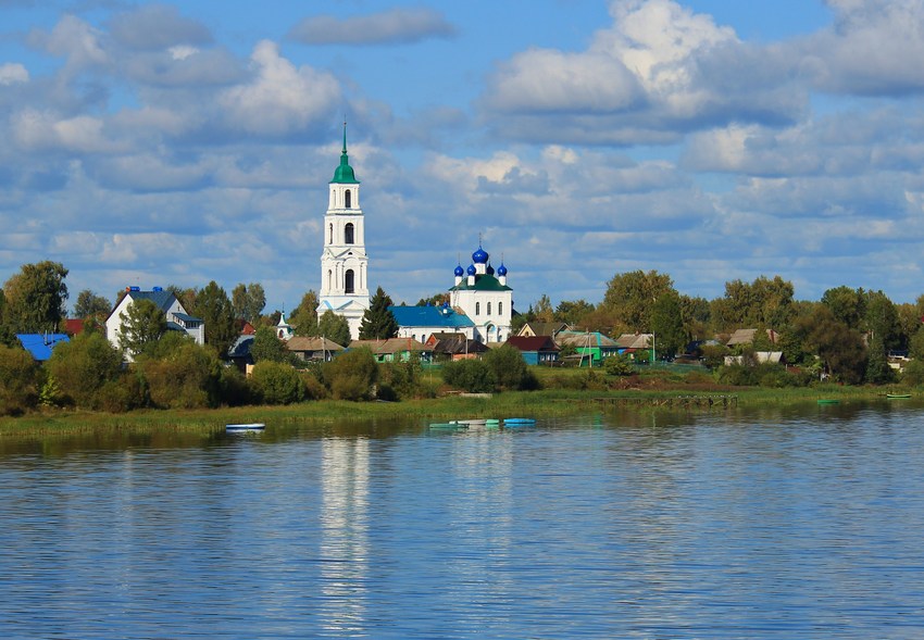 Диево-Городище. Церковь Смоленской Иконы Божией Матери. общий вид в ландшафте, Вид с Волги