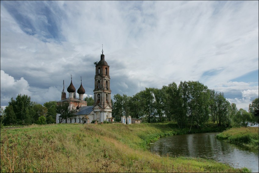 Церковь Спаса Нерукотворного Образа, Рыбницы (Некрасовский район, Ярославская область). общий вид в ландшафте