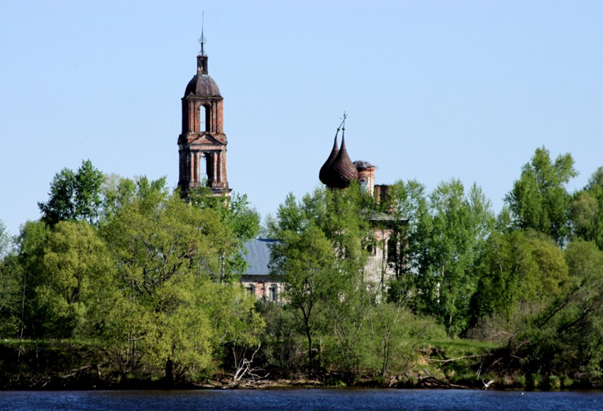 Церковь Спаса Нерукотворного Образа, Рыбницы (Некрасовский район, Ярославская область). общий вид в ландшафте
