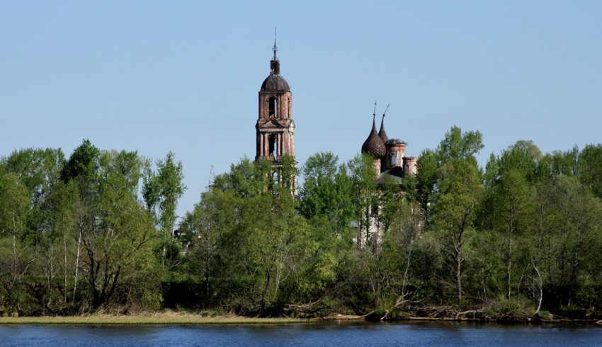 Церковь Спаса Нерукотворного Образа, Рыбницы (Некрасовский район, Ярославская область). общий вид в ландшафте