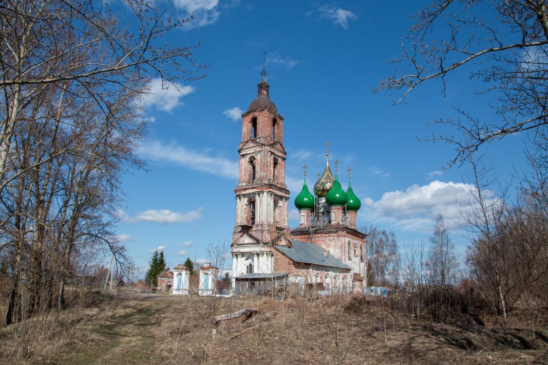 Рыбницы. Церковь Спаса Нерукотворного Образа. общий вид в ландшафте