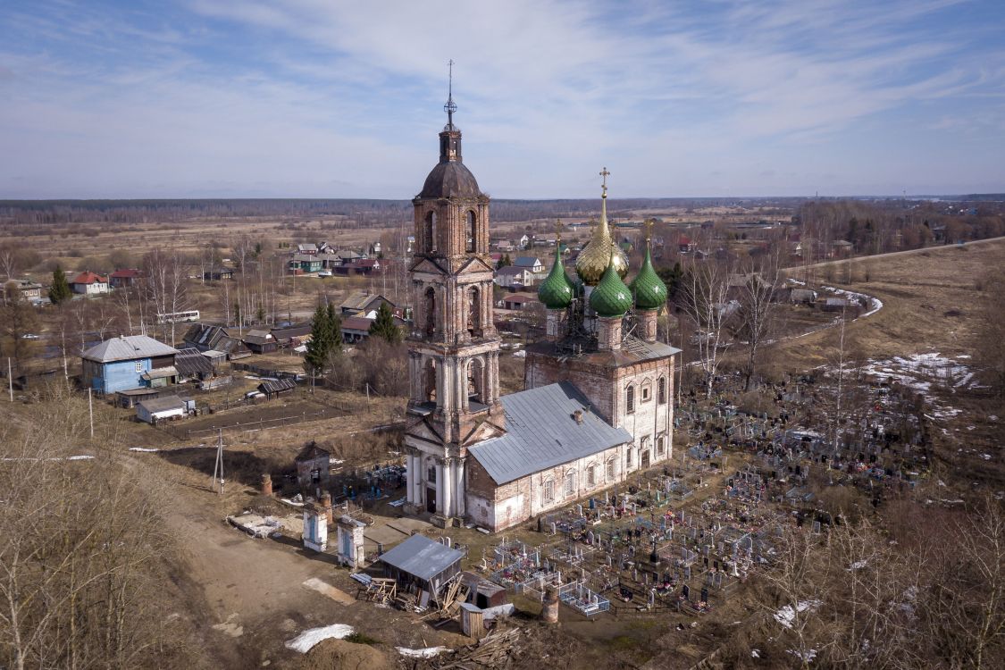 Рыбницы. Церковь Спаса Нерукотворного Образа. общий вид в ландшафте, Западный и южный фасады