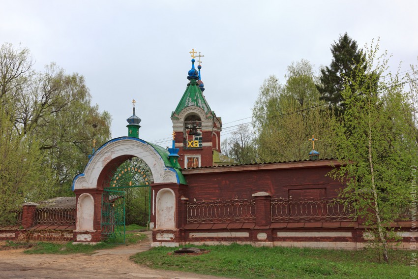 Калязин. Церковь Введения во храм Пресвятой Богородицы. общий вид в ландшафте