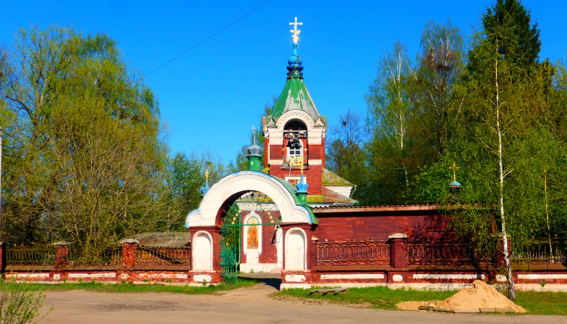 Калязин. Церковь Введения во храм Пресвятой Богородицы. общий вид в ландшафте