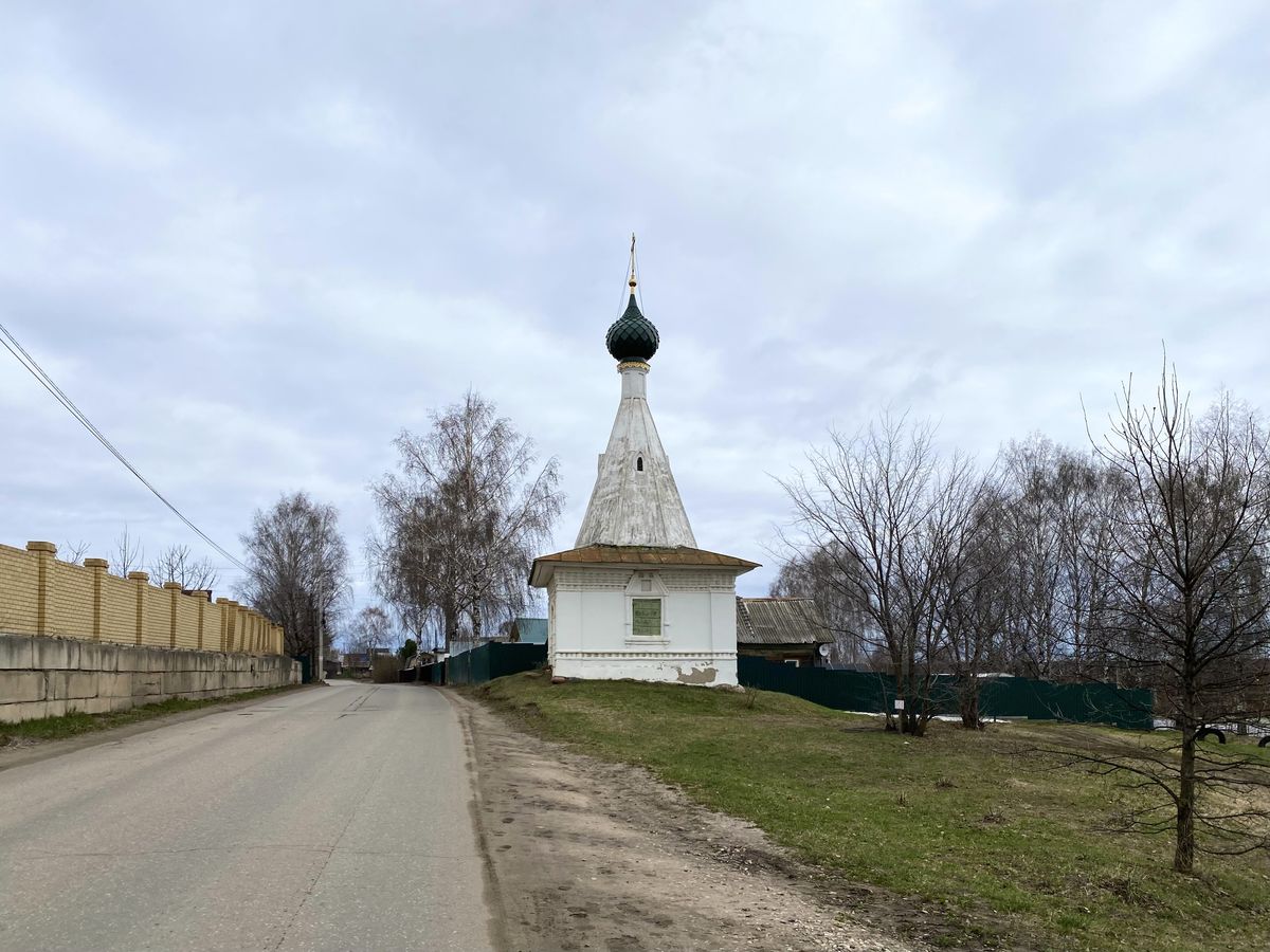 Вид с юга, общий вид в ландшафте. Часовня Креста Господня на Святом озере, Некрасово (Костромской район, Костромская область)