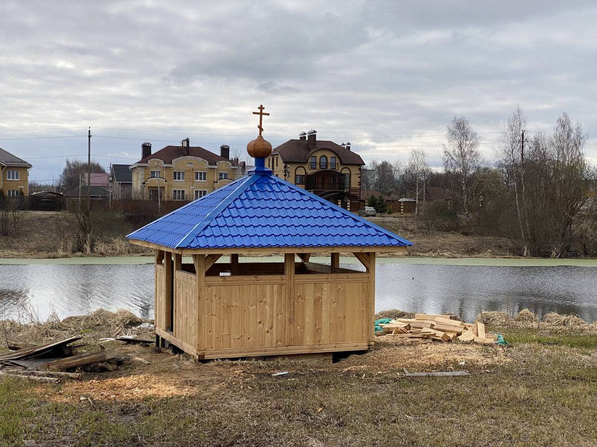 Купель на берегу Святого озера ниже часовни, дополнительная информация. Часовня Креста Господня на Святом озере, Некрасово (Костромской район, Костромская область)