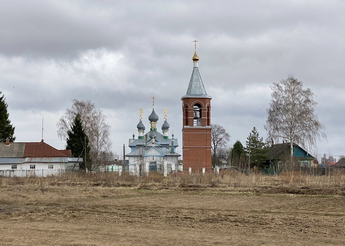 Общий вид с запада, общий вид в ландшафте. Церковь Покрова Пресвятой Богородицы, Стрельниково (Костромской район, Костромская область)