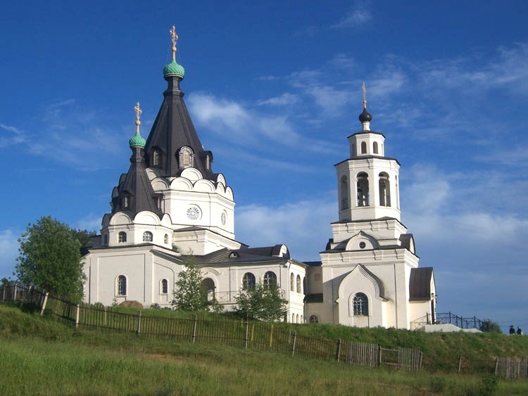 Кострома. Церковь Тихона, патриарха Всероссийского и Новомучеников и исповедников Церкви Русской. общий вид в ландшафте