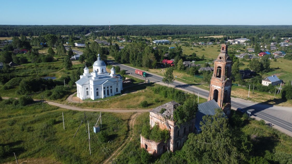 Храмовый комплекс. Церкви Троицы Живоначальной и Успения Пресвятой Богородицы, Воронье (Судиславский район, Костромская область). общий вид в ландшафте