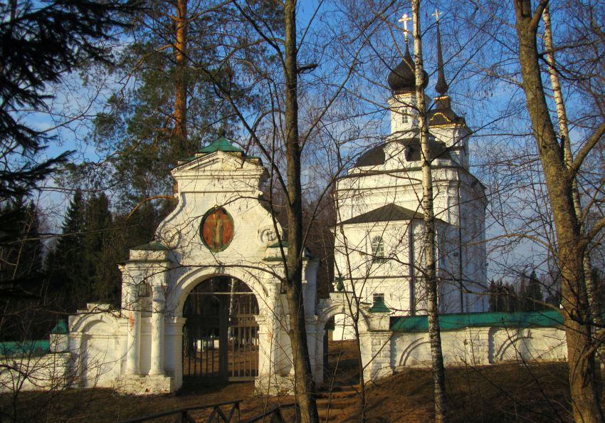 Николо-Бережки. Церковь Николая Чудотворца. фасады, вид с северо-востока с восточными вратами