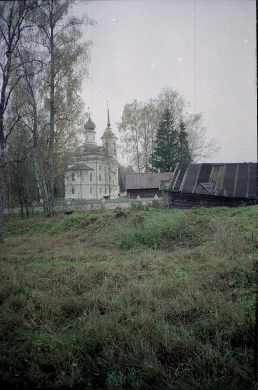Церковь Николая Чудотворца, Николо-Бережки (Островский район, Костромская область). общий вид в ландшафте, Сканированное изображение с пленки, снятой в 2004 году