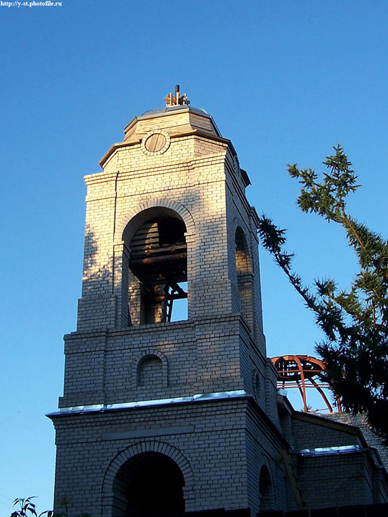 Церковь Иоанна Кронштадтского, Кострома (Кострома, город, Костромская область). фасады, Храм в честь Амвросия Медиоланского и Иоанна Крондштатского при православном молодежном центре «Ковчег». 
Первый камень храма был заложен 5 лет назад (ранее на этом месте храма не существовало, но на картах города, изданных после 2002 г. храм был уже обозначен). Освящение храма состоялось 25 декабря 2005 г.