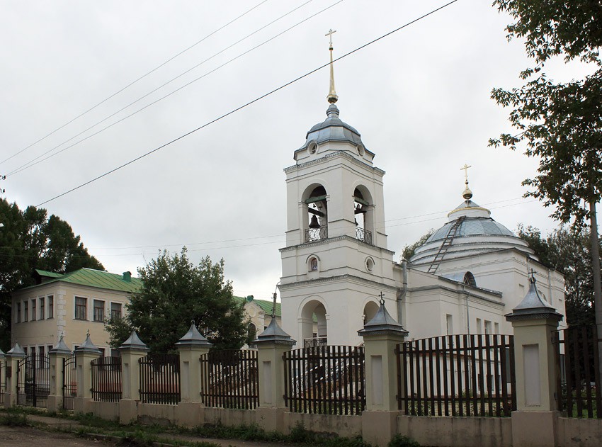 Церковь Иоанна Кронштадтского, Кострома (Кострома, город, Костромская область). общий вид в ландшафте, Вид с Привокзальной ул. Слева -задний фасад православного молодежного центра 