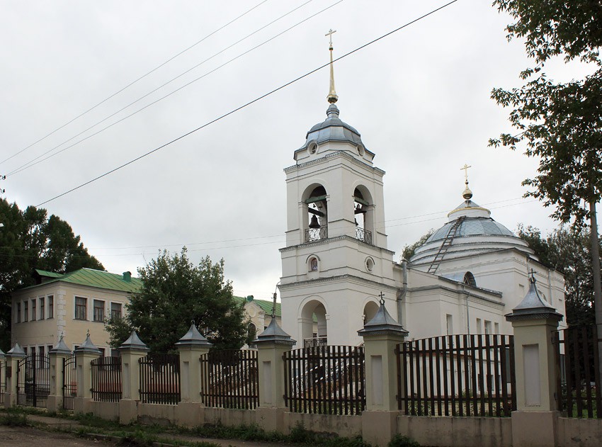 Кострома. Церковь Иоанна Кронштадтского. общий вид в ландшафте, Вид с Привокзальной ул. Слева -задний фасад православного молодежного центра 