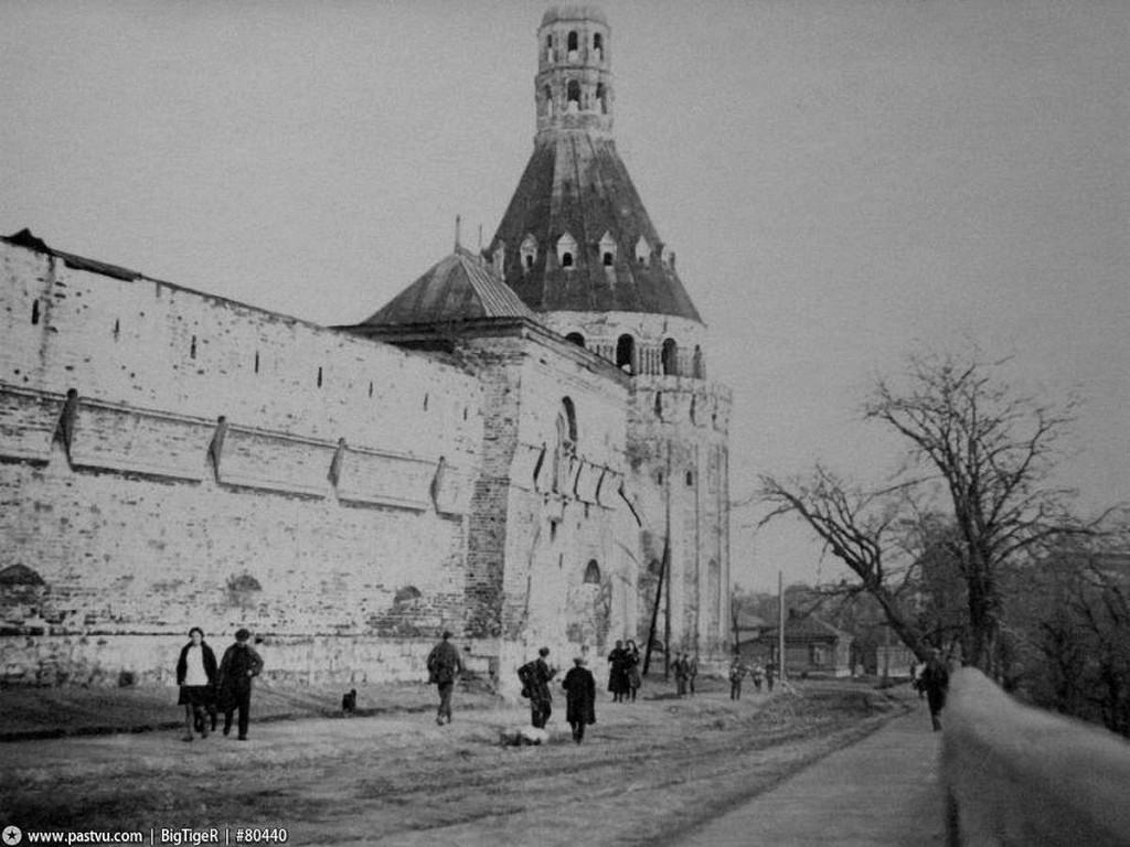 Даниловский. Симонов мужской монастырь. архивная фотография, Западная стена и башня Дуло.1930 год (направление съемки — юг) Фото с http://oldmos.ru/old/photo/view/80440