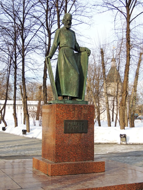 Спасо-Андроников монастырь, Таганский (Центральный административный округ (ЦАО), г. Москва). дополнительная информация, Памятник Андрею Рублёву. скульптора Олега Константиновича Комова (1932-1994 гг.) был установлен в 1985 году в сквере перед главными воротами Спасо-Андроникова монастыря.