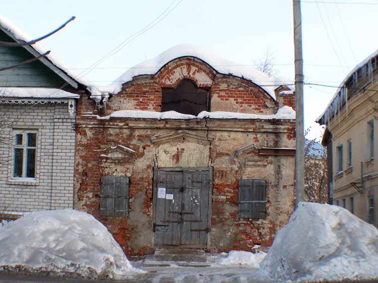 Собор Казанской иконы Божией Матери, Нерехта (Нерехтский район, Костромская область). дополнительная информация, Нет уверенности, но здание расположено напротив колокольни и возможно входило в ансамбль собора.