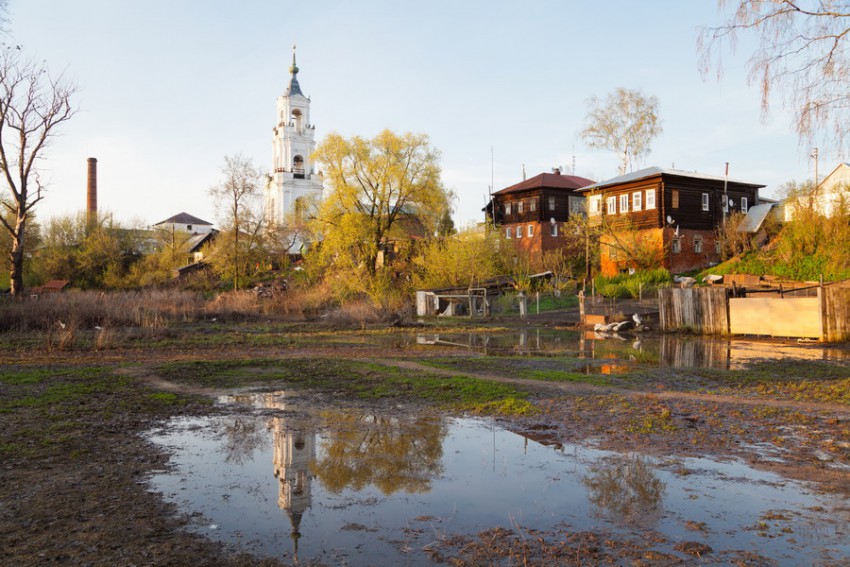 Собор Казанской иконы Божией Матери, Нерехта (Нерехтский район, Костромская область). художественные фотографии, Вид на колокольню от реки.