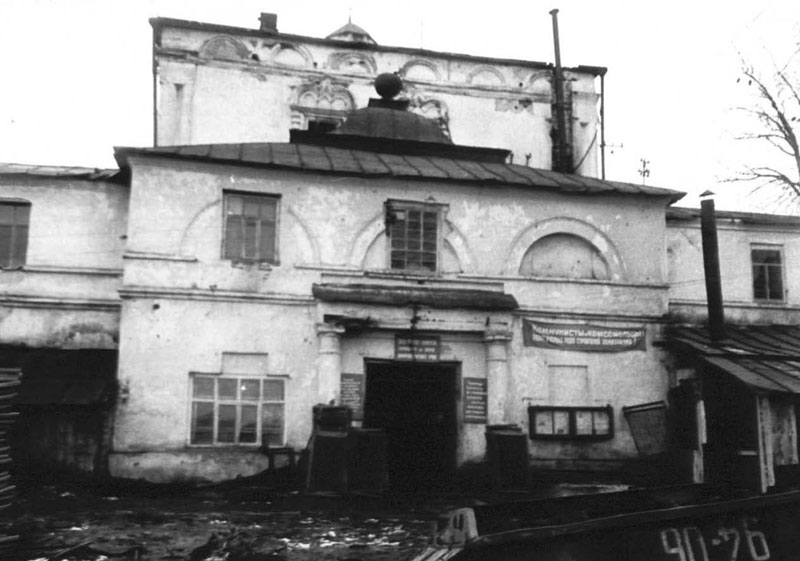 Церковь Преображения Господня, Кинешма (Кинешемский район, Ивановская область). архивная фотография, Фото примерно 1973 года.В здании церкви - склады Заволжского леспромхоза.