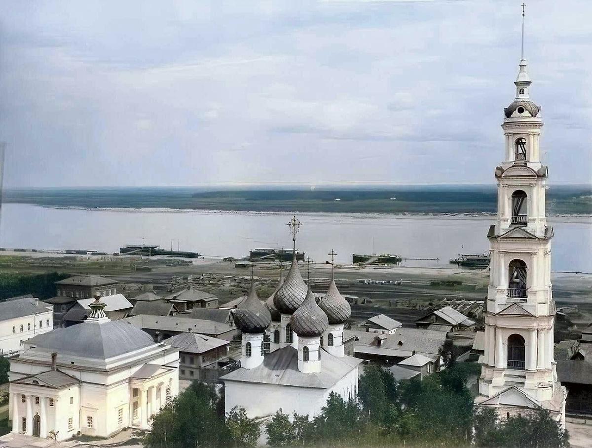 Слева — Успенский или Новый Входоиерусалимский собор, в центре Старый Входо-Иерусалимский собор — и справа колокольня. Общий вид с запада. Начало XX века. Фотографировал Леонид Веснин. 1901 год., архивная фотография. Храмовый комплекс. Соборы Входа Господня в Иерусалим  и Успения Пресвятой Богородицы и церковь Георгия Победоносца в колокольне, Юрьевец (Юрьевецкий район, Ивановская область)